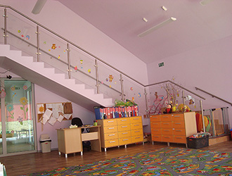 Wykonanie i montaż balustrad ze stali nierdzewnej i szkła bezpiecznego – budynek przedszkola publicznego w Pisarzowicach.