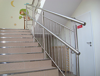 Wykonanie i montaż balustrad klatki schodowej oraz podjazdu dla osób niepełnosprawnych – budynek żłobka przy ul. Niepodległości w Wałbrzychu