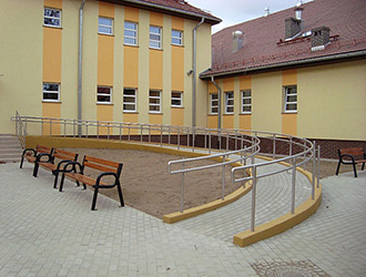 Wykonanie i montaż balustrad klatki schodowej oraz podjazdu dla osób niepełnosprawnych – budynek żłobka przy ul. Niepodległości w Wałbrzychu.