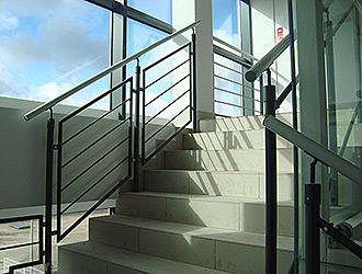 Wykonanie i montaż na klatkace schodowej nr 1 stalowych balustrad lakierowanych proszkowo